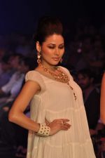 Model walks the ramp for Saboo Fine Jewels Show at IIJW Day 4 on 22nd Aug 2012 (75).JPG